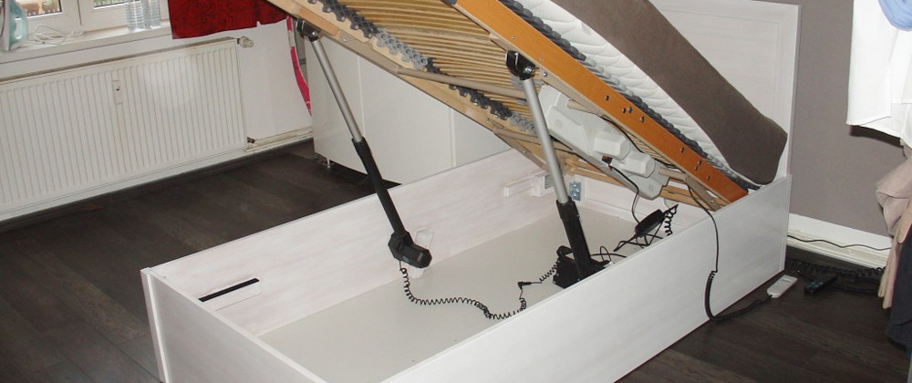 Bett mit Hubmotoren bauen