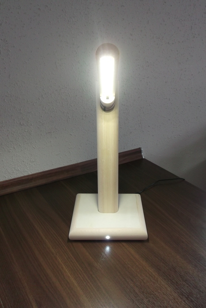 LED-Schreibtischlampe aus Holz