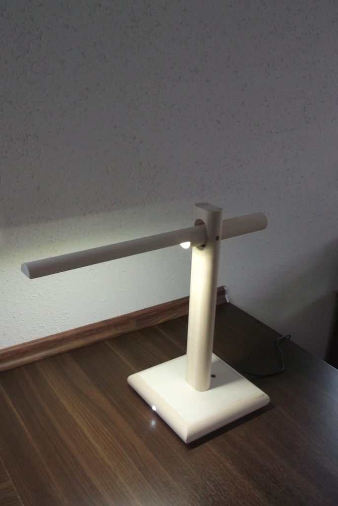 LED-Schreibtischlampe aus Holz