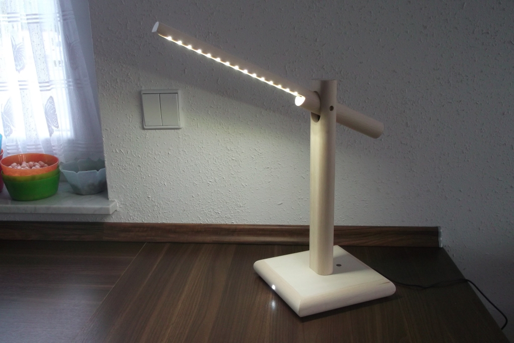 LED-Schreibtischlampe aus Holz