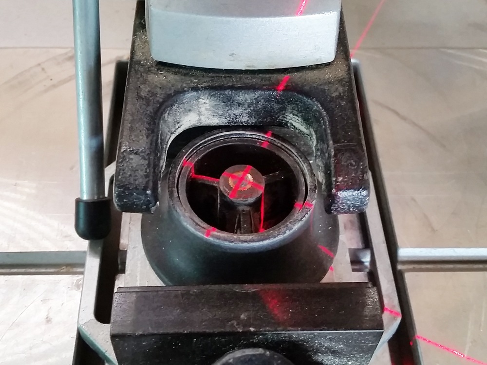 Tischbohrmaschine mit Laserkreuz